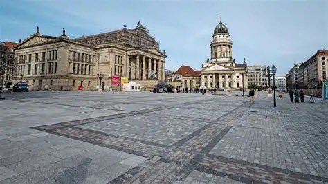 An Hitzetagen wie heute merkt man besonders, wie irre es ist, öffentliche Plätze wie den Berliner Gendarmenmarkt als menschenfeindliche Steinwüste zu versiegeln.