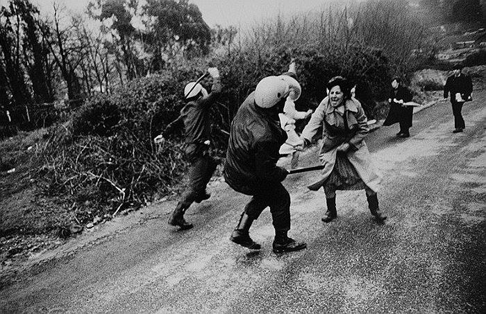 El 1 de marzo de 1986, mujeres trabajadoras de la fábrica de camisas Telanosa, se enfrentaron con la policía en Redondela, Galicia. Luchaban por sus derechos laborales. Los bastones usados por la policía nacional eran de un material duro y emitían descargas eléctricas.

Las fotos