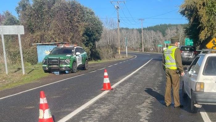 Carab_Maule's tweet photo. 🔴🔴En #PARRAL, en el contexto del Plan #RUTASEGURA 🚘👮🏻���♀️🚘Carabineros cordilleranos de #Catillo refuerza los controles de tránsito para prevenir accidentes de tránsito.
Se instó a los conductores a respetar a los ciclistas y peatones y, conservar una óptima convivencia vial. https://t.co/ATITh8TbhR
