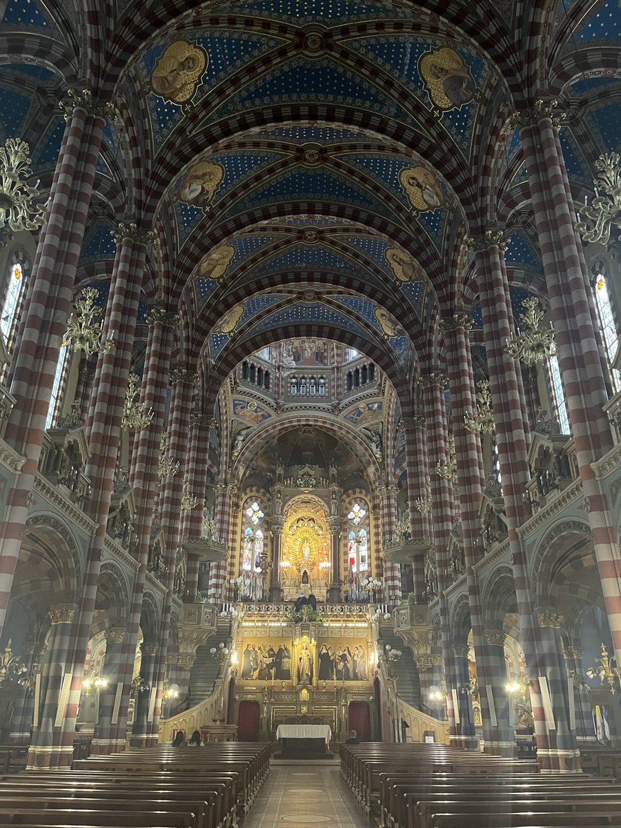 No es una Catedral de Europa, es la Basílica María Auxiliadora y San Carlos y está en Almagro, Ciudad de Buenos Aires.