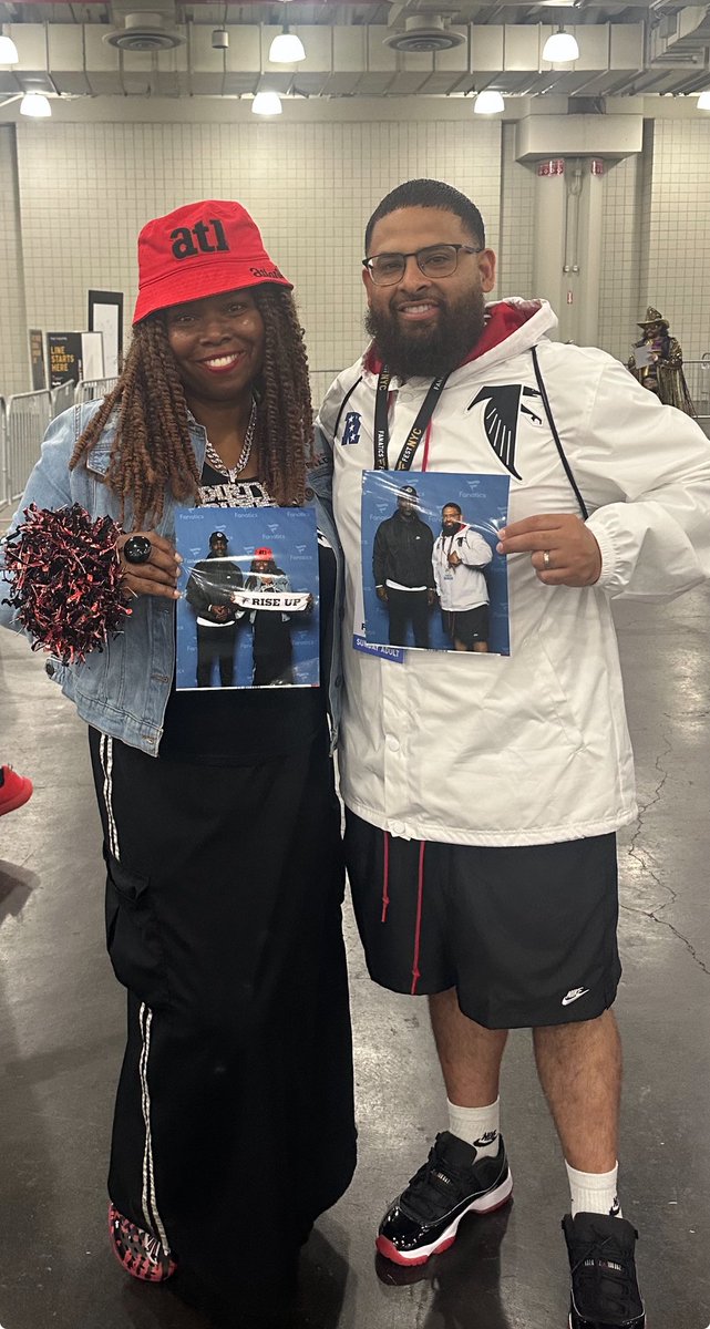 AtLisa30331's tweet image. What a way to cap off the weekend in New York! Pics with Michael Vick! 🔴⚫️🏈 @RIFalcons - Love the content you make! Keep up the great work!