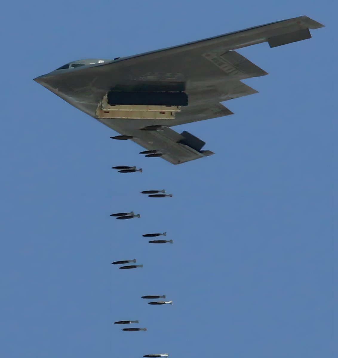 突发：
美军B2隐形轰炸机，携带5-6枚GUB57炸弹，因导航系统问题，发生线路偏移，有两颗导弹方向偏移，分别掉在了BINANCE交易所和OKX交易所，引发巨大伤亡和经济损失。