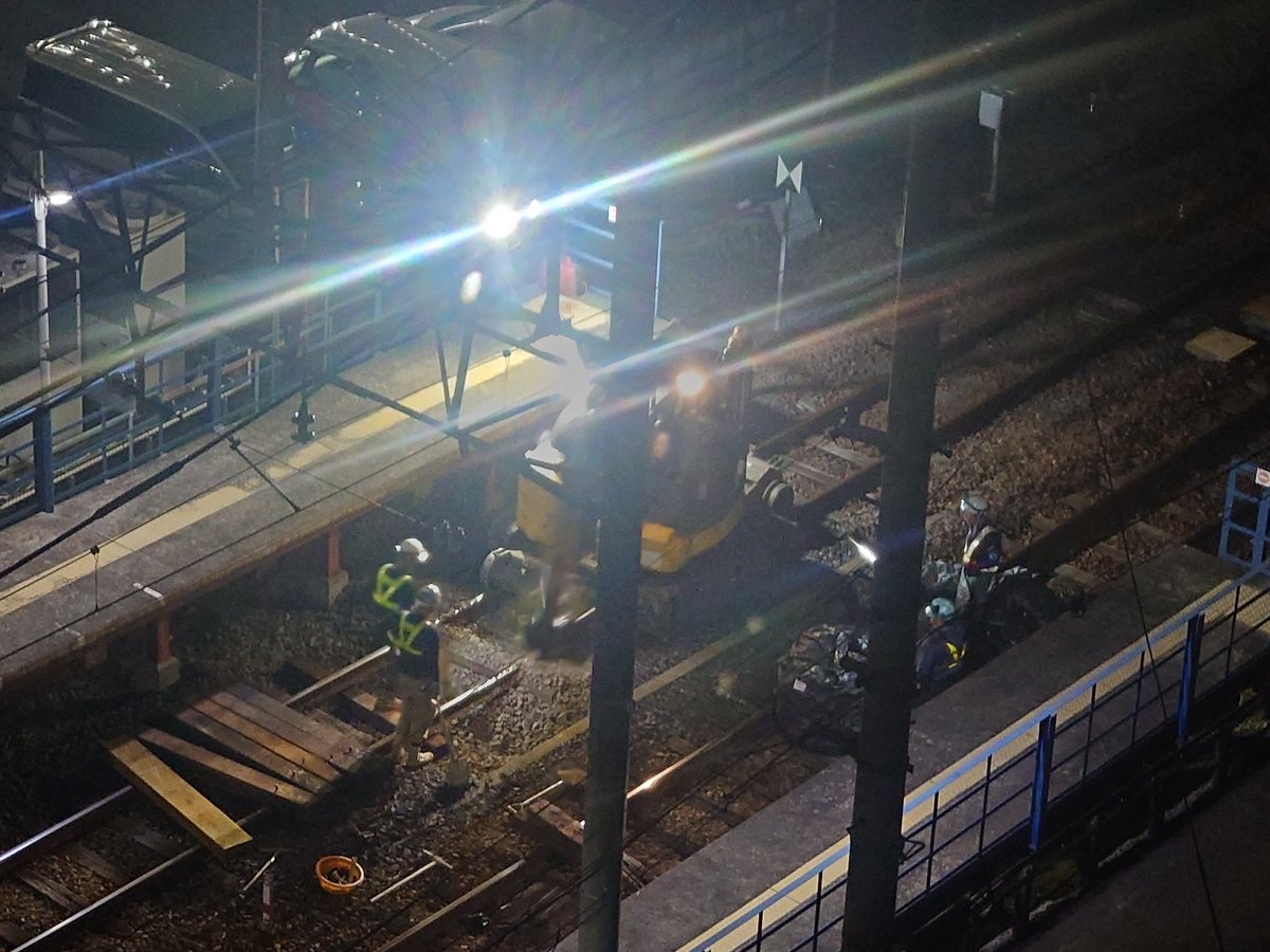 hitukiyo_KER's tweet photo. 生理痛でお腹痛い。
あっ昨日見かけた電車の枕木交換です。 https://t.co/nZhhS66xGx