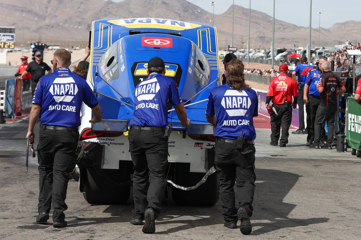 NAPARacing's tweet photo. Roll 'em out. Let's go racing!
@chaseelliott #NASCAR
@RonCapps28 #NHRA
#teamNAPA https://t.co/P10OV9tHEQ