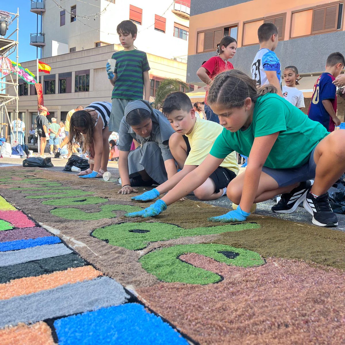 Este Corpus, nuestra alfombra de sal ha llevado el lema del Jubileo 2025: “Peregrinos de la esperanza”.
Gracias a familias, alumnado y comunidad educativa por construir juntos esta obra que es fe, arte y esperanza compartida. 🕊️💛 #Corpus2025 #Jubileo2025