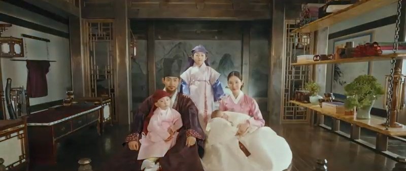 hibybaee's tweet photo. Happy family Yi Beon😄💥
#TaecYeon
#SeoHyun
#TheFirstNightWiththeDukeEp2 https://t.co/bHrULfZaJU