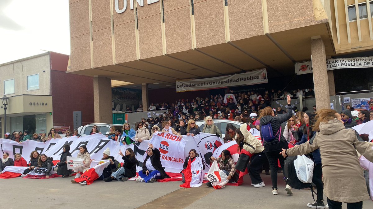 Mujeres radicales de todo el país levantando le voz. 
MENDOZA PRESENTE
<a href="/ucrmujermza/">Mujeres UCR Mza</a> <a href="/ucrlujandecuyo/">UCR Luján de Cuyo</a>