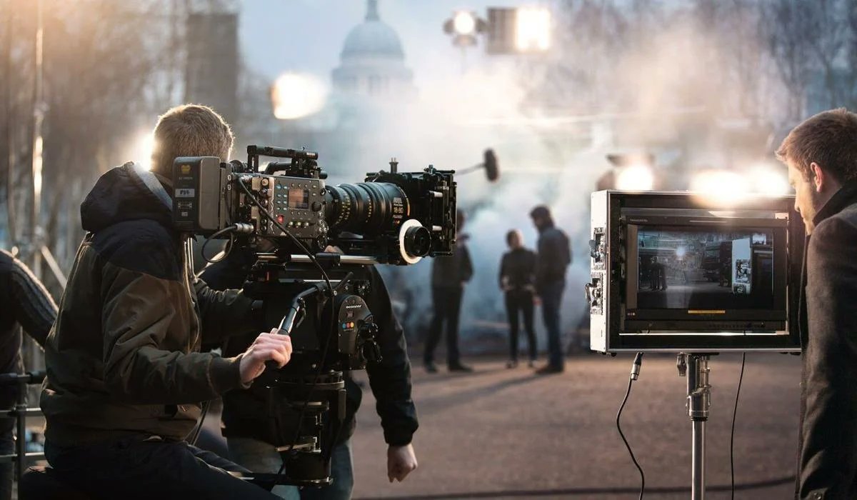 TOFilming_EM's tweet image. Friendly Reminder 🎥🎬
If you come across a film or TV production in progress, please be respectful: avoid restricted areas, stay safe, and follow crew instructions.
Your cooperation helps keep everyone safe and the magic rolling. Thank you! #FilmSetEtiquette #StaySafe