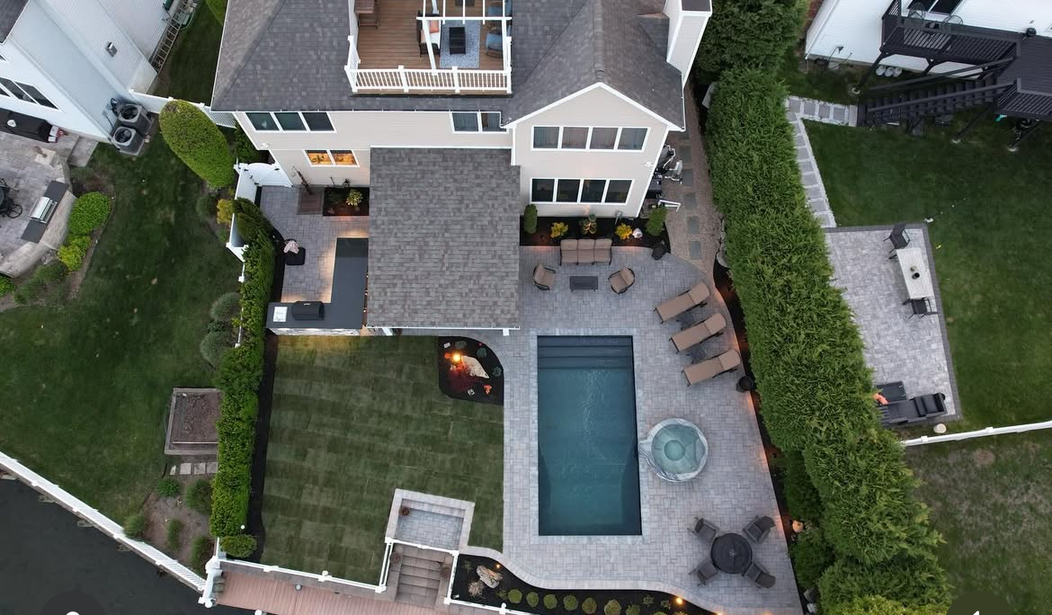 CambridgePavers's tweet image. Private dock. Sleek pool. Covered dining. Nighttime lighting.
Fred Fuschetto Landscape &amp;amp; Masonry Design brought this waterfront retreat to life with a full Cambridge Pavers transformation that balances luxury with functionality. 

#BackyardGoals #PoolsidePerfection