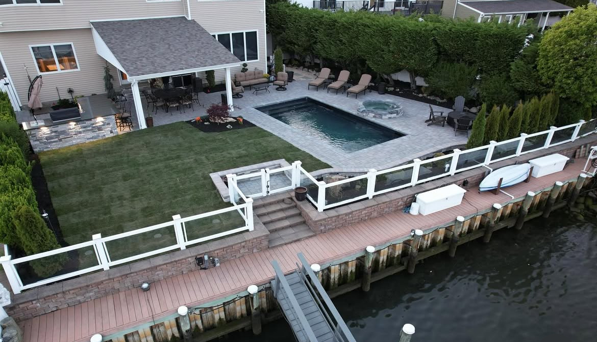 CambridgePavers's tweet image. Private dock. Sleek pool. Covered dining. Nighttime lighting.
Fred Fuschetto Landscape &amp;amp; Masonry Design brought this waterfront retreat to life with a full Cambridge Pavers transformation that balances luxury with functionality. 

#BackyardGoals #PoolsidePerfection