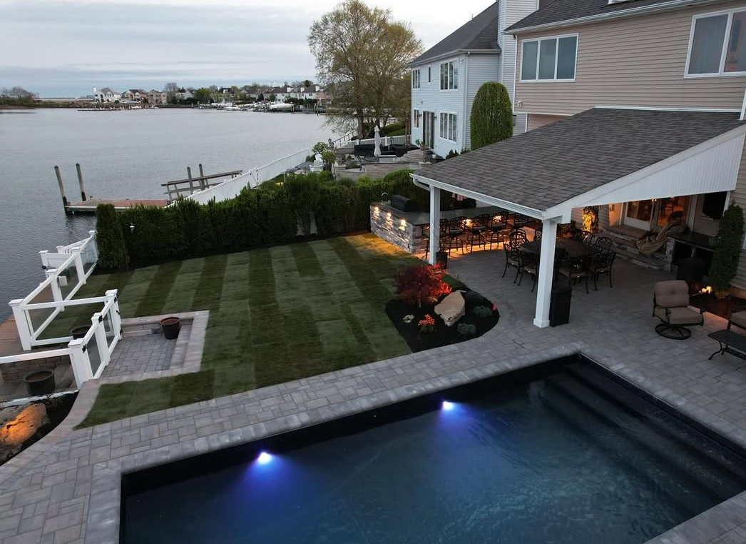 CambridgePavers's tweet image. Private dock. Sleek pool. Covered dining. Nighttime lighting.
Fred Fuschetto Landscape &amp;amp; Masonry Design brought this waterfront retreat to life with a full Cambridge Pavers transformation that balances luxury with functionality. 

#BackyardGoals #PoolsidePerfection