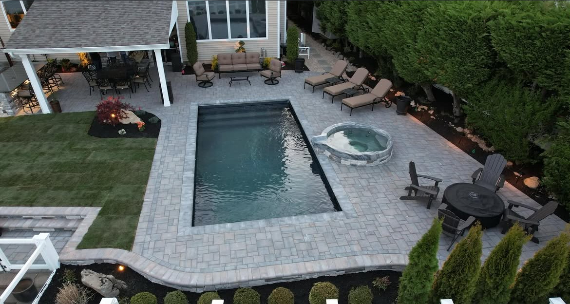 CambridgePavers's tweet image. Private dock. Sleek pool. Covered dining. Nighttime lighting.
Fred Fuschetto Landscape &amp;amp; Masonry Design brought this waterfront retreat to life with a full Cambridge Pavers transformation that balances luxury with functionality. 

#BackyardGoals #PoolsidePerfection