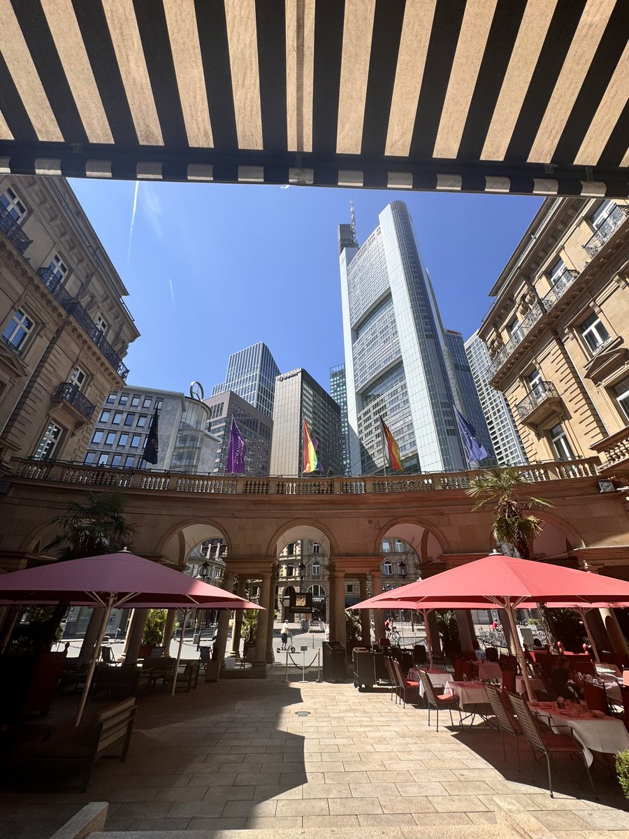 It's 38 degrees Celsius in Frankfurt. The city is empty. It's rare to have lunch completely alone on a Sunday.