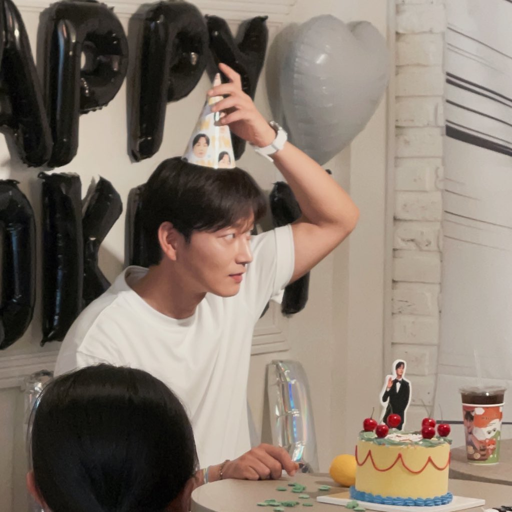 taethetaken's tweet photo. 어 엄마 . 난데 .
여기 핫플이야 .

#레몬백작탄신일
#이현욱의_모든날_복복복 https://t.co/D2niM2Lfrj