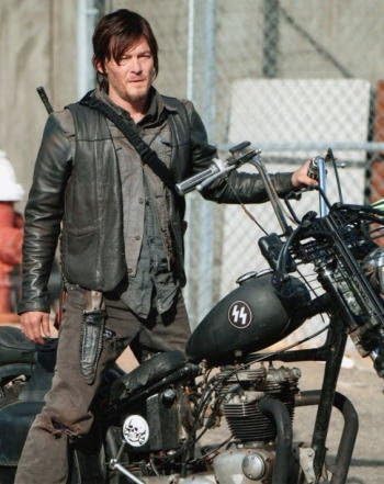 CMKKO12's tweet photo. ウォーキングデッドのバイクのこれ、SSルーンと髑髏だよね？結構アメリカは規制緩いのかな？ https://t.co/wgbZiTiQXB
