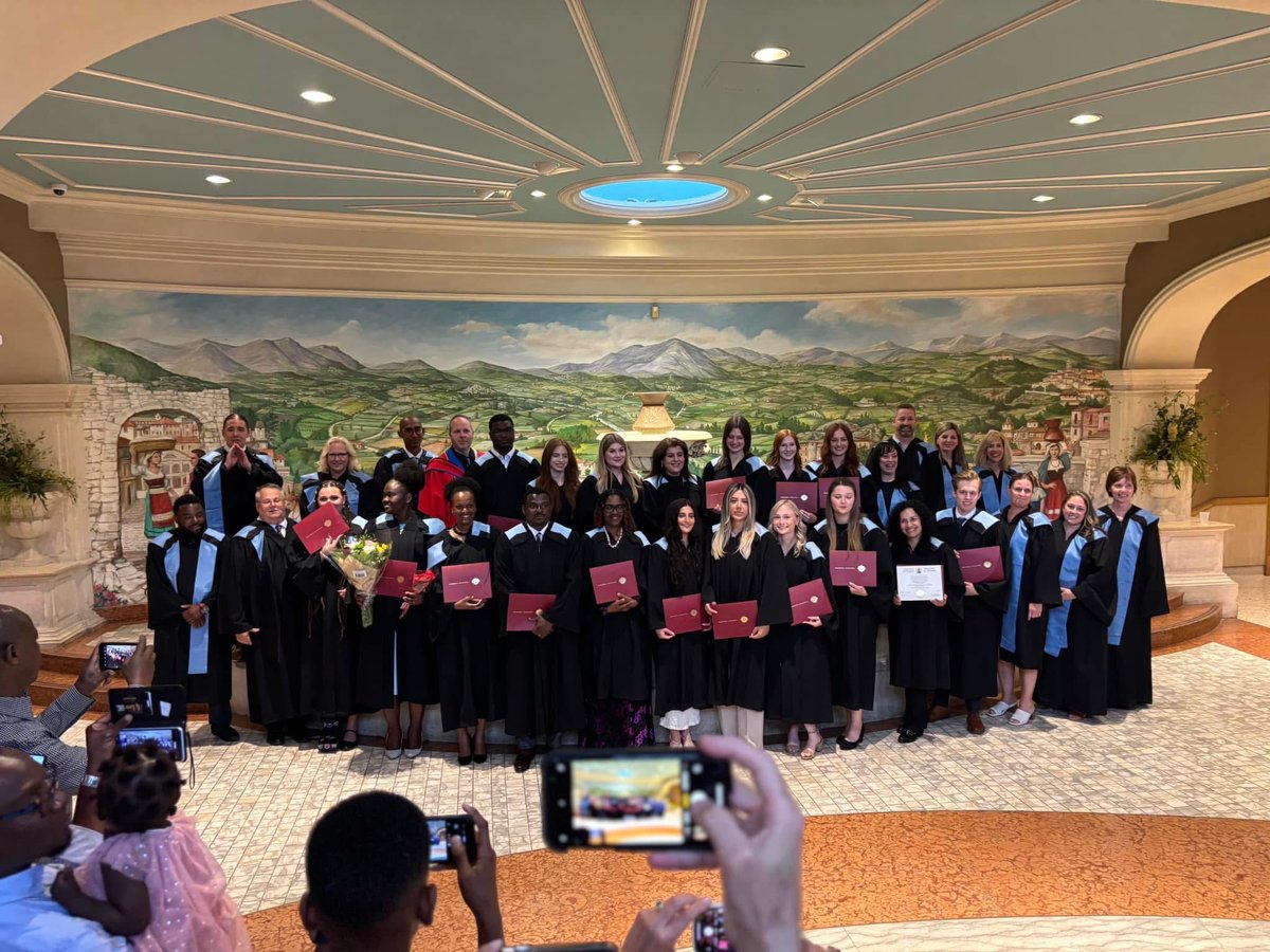 Fierté de voir mes étudiant·e·s franchir la scène à la collation des grades de l’Université d’Ottawa! Une nouvelle génération de collègues engagé·e·s et passionné·e·s prêt·e·s à contribuer et à faire une différence. Félicitations!