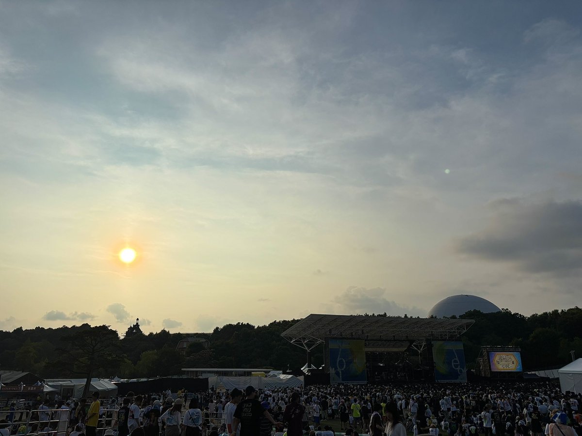 3104oyu's tweet photo. 2025.6.21,22 モリコロパーク
“YONFES 2025”
太陽が昇り沈んでいく景色を自然の中フォーリミセレクトの音楽と共に。聞こえてくる音楽を知っているとか知らないとかそんなことは関係ない。ただただこの場にいられることが幸せなのだ。「生きていてよかった」を毎年ありがとう。愛しき音楽空間また来年。 https://t.co/Pco8rG1Ido
