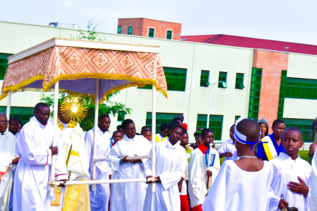 Kuri icyi Cyumweru,Isakaramentu ritagatifu ryageze ku Bitaro mu mutambagiro wahereye kuri Bazilika nto ya Kabgayi nyuma Misa nkuru. Twasabiye abarwayi,abarwaza ndetse n'abandi bafite ibibazo bose.Mpuhwe z'Imana wowe utagira urugero mu lsakaramentu ry'Ukaristiya turakwiringiye.