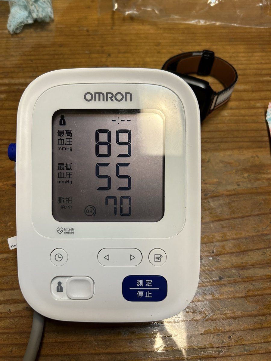 Umemomo25jp's tweet photo. 今朝、何となく血圧を測ったら低かった。
今日の仕事はスタッフさんが優秀で血圧が上がる要素が全くなく、
帰って晩御飯ガッツリ食べて、デザートも食べて血圧測ったら朝とそれほど変わっていなかった。
全くもって元気やし、身体は丸いし、強いて言えばポンポンが少し痛いだけ。
生きてますよ🖐️ https://t.co/g9fpaXIQyo
