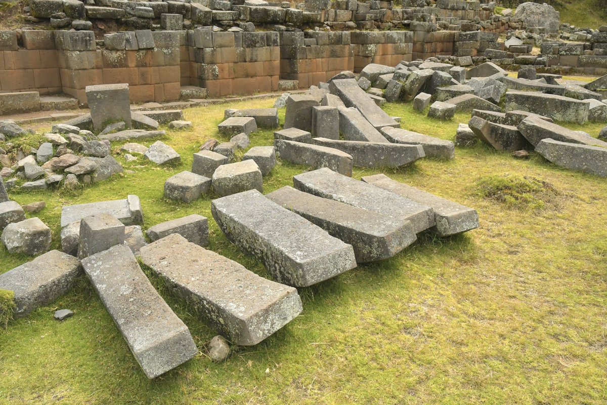 TonyTrupp's tweet image. These long curved stones are at the Inca site of Intihuatana, near Vilcashuamán, Peru.
Almost all have the curved side facing down.
Were these cut this way for easier transport, so they would slide better on the ground when pulled with ropes, so the leading edge wouldn't get…