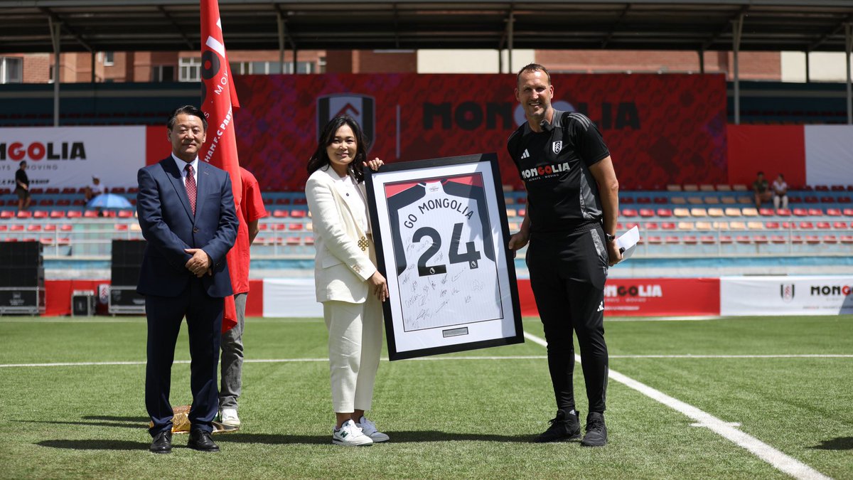 Энэ хар авгай, хоосон данк хоёр ч бидний төлсөн татвараар тарвалзах шиг болсон доо..