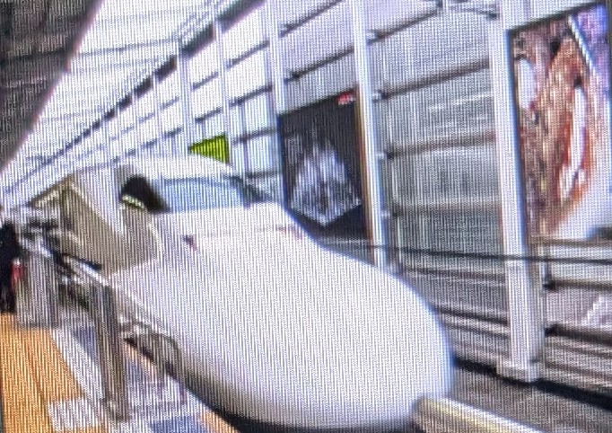kinodorama3's tweet photo. 戦後80年
 ☆①東海道新幹線開業1964年10月1日
○東海道新幹線は、東京オリンピック開会直前の10月1日に開業し、東京と新大阪間を「ひかり」が4時間で結ぶようになった。
(翌年からは3時間10分に短縮)
新幹線には1958年のビジネス特急「こだま」の技術が応用されたと言われる。
「こだま」は東京・大阪間を6時間30分で結び、日帰り出張を可能にしたのだった。

 *「東名高速道路」が、1969(昭和44)年に全線開通(東京→小牧)。
 既に1965 (昭和40) 年に小牧から西宮まで全線開通した名神高速道路と直結した。

 交通手段が発達し、東京から関西方面への人や物資の往来が格段に便利になり、スビーディになった。
 こうして日本はアジアを代表する国になり、東京はアジアを代表する都市となって行った。

② 東京オリンピック開催　1964年10���10日～24日
    アジア初の夏季オリンピックで、93の国と地域から約5000人の選手が参加。
    日本は金メダル16個を始め、合計29個のメダルを獲得したと言われる。
    日本は大松博文監督率いる女子バレーボール決勝でソ連を下し、金メダルを獲得した。
   チームは「東洋の魔女」と呼ばれ、国民は応援に熱狂したと言われる。
   河西昌枝、磯辺サタ、宮本恵美子選手などが活躍。

   ○1960年ごろの渋谷駅。
　(筆者は都電で通学していたころがあった)
 渋谷駅のハチ公像がある反対側の改札口を出ると、目の前が都電の乗り場であった。
 背後の建物は東急プラネタリウムである。
 「神田須田町」「神保町」「銀座」「築地」「六本木」行など、都心へ向かう路面電車の都電が停車していた。
  渋谷から青山一丁目、赤坂見附、国会前、銀座、新橋、神田須田町、浜松町方面などを結ぶ都電は、都民の貴重な足だった。
 
 地下鉄は、1927年に開業した日本で一番古い「銀座線」が渋谷駅か���青山1丁目、赤坂見附、新橋、銀座、日本橋、三越前、神田、上野、浅草を結んでいた。
 
  1964年の東京オリンピックを控え、赤坂見附付近に高速道路が廻らされ、青山通りも整備され、やがて都電は廃止される命運をたどる。

  東京オリンピックは東京を近代都市に生まれ変わらせたと言っても過言ではないだろう。

* 写真　NHK 映像の世紀(11) 
  　　　「JAPAN 世界が見た明治・大正・昭和」