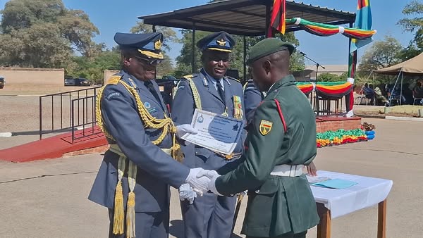 SimangalisoDub5's tweet photo. 1/2 A significant milestone in military training was marked at Jason  Ziyaphapha Moyo Airforce Base in #Chegutu, as 110 instructors from both the ZNA and AFZ proudly graduated  during a joint pass-out parade. This collaborative effort underscores  the commitment to enhancing https://t.co/H2P3PhIPLk