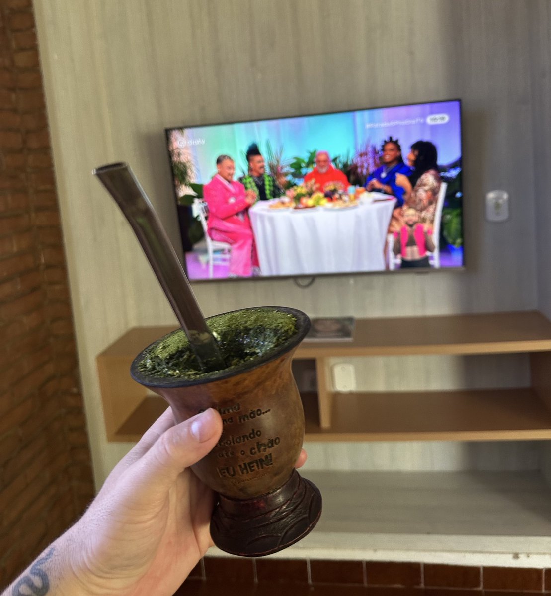 JuneorVian's tweet photo. Com a minha cuia escrito “Chima na mão rebolando ate o chão!” assistindo a #paradaspnadiatv 🏳️‍🌈✨ https://t.co/26Ej5AceR6