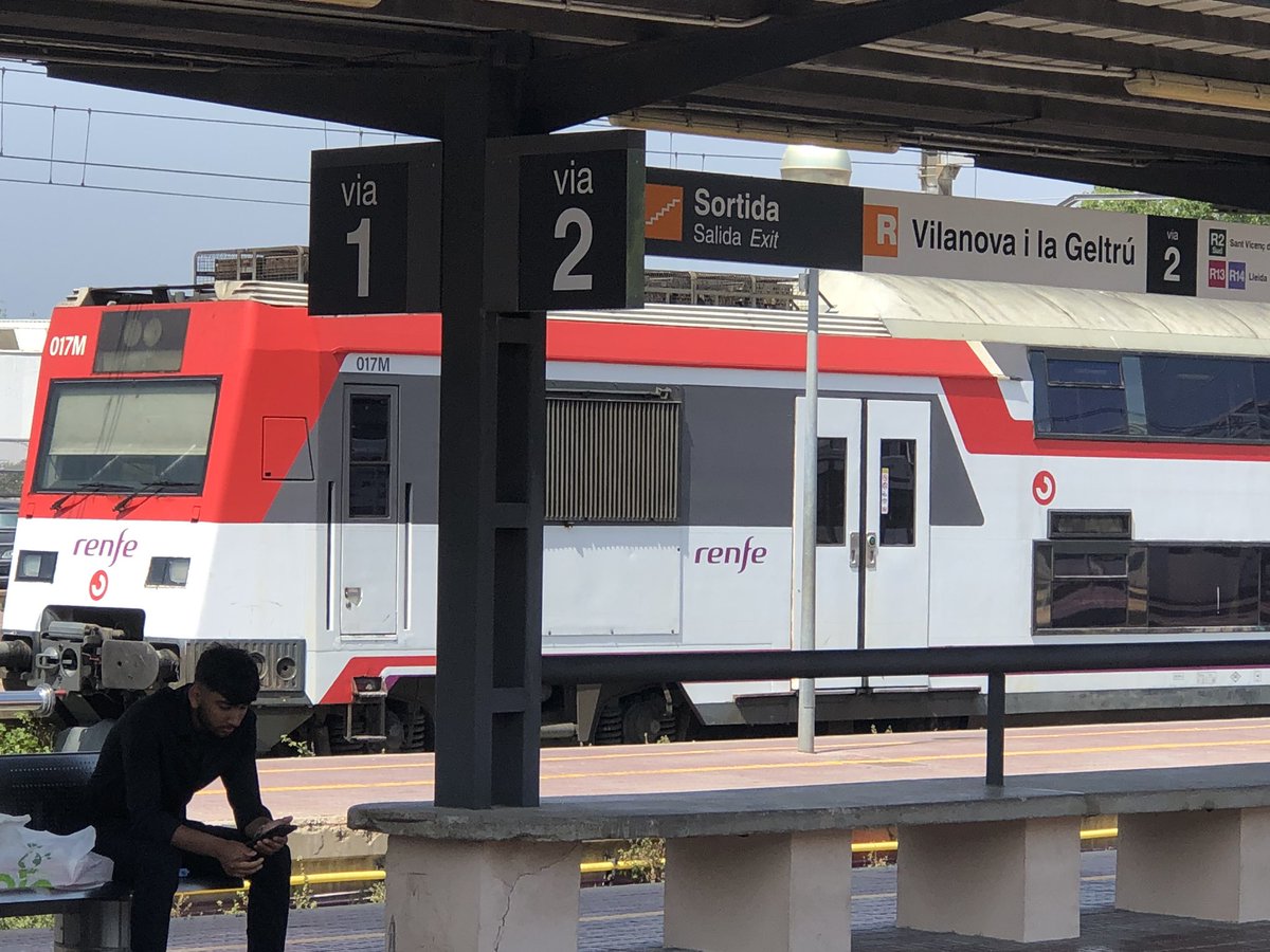 Estoy en la estación de Vilanova i la Geltrú y veo un tren que parece ser un <a href="/CercaniasMadrid/">Cercanías Madrid</a> 

Como se puede desviar tanto y hacerse pasar por un <a href="/rodalies/">Rodalies Catalunya</a> ? 😂