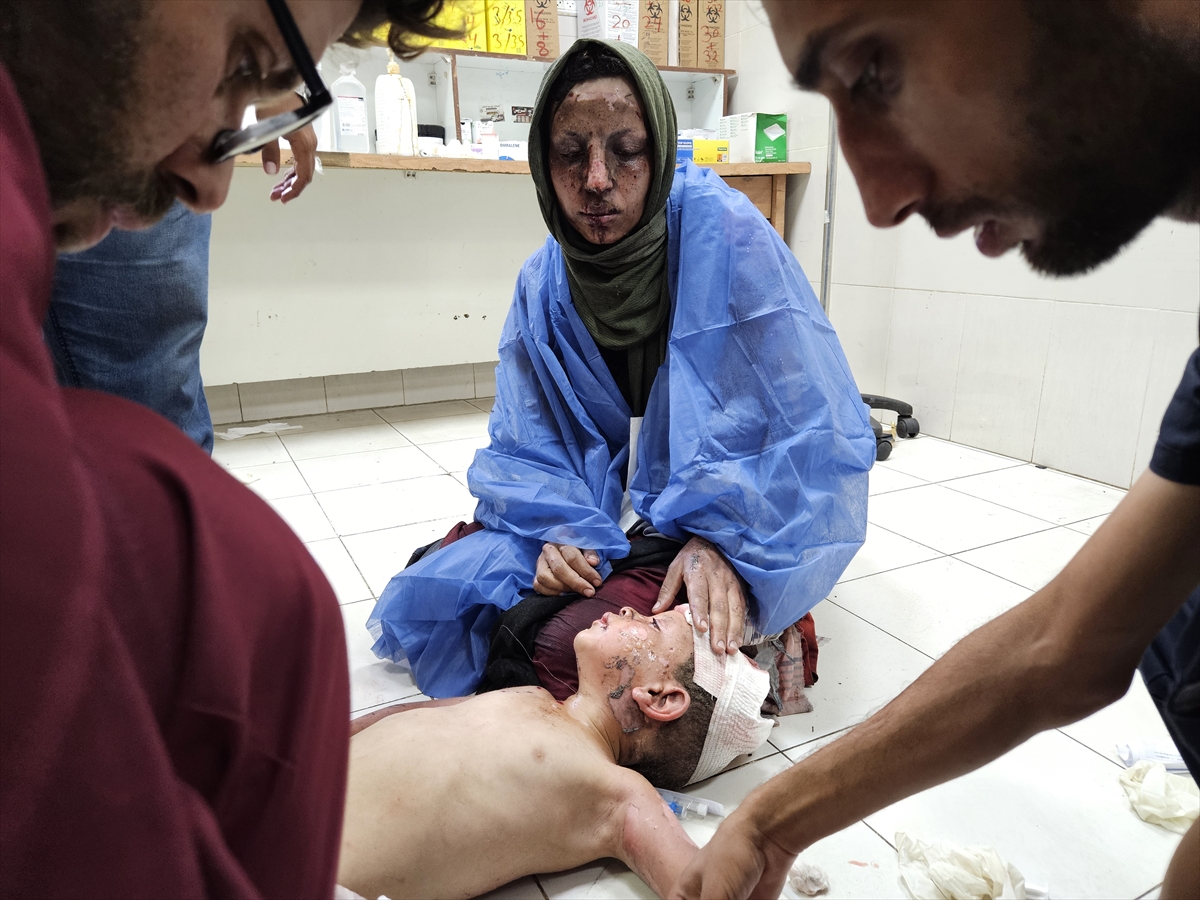 İSRAİL'İN YAKTIĞI ÇOCUKLAR

İsrail ordusunun Gazze'nin Han Yunus kentine bağlı el-Mevasi bölgesine düzenlediği saldırıda bir çok çocuk yandı.