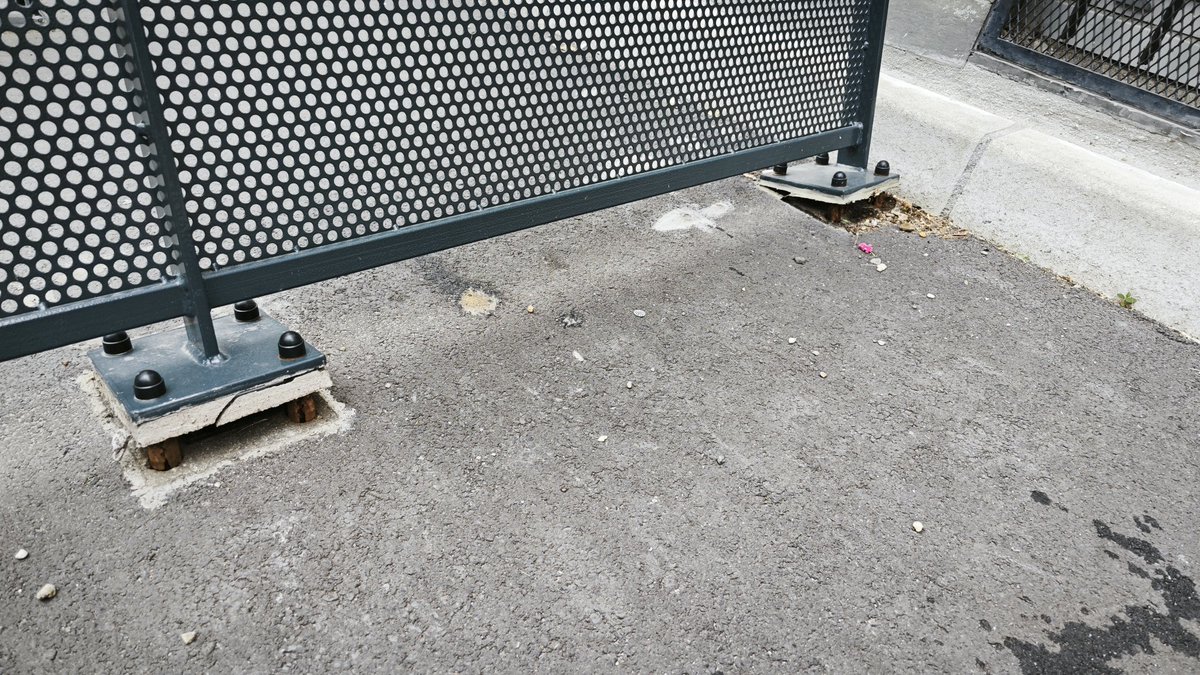 jeando75's tweet photo. Merci @Paris_Habitat et @mairie15 de bien vouloir réparer la barrière avant qu'elle ne tombe sur quelqu'un. #securite #biens #et #des #personnes
📍48 bargue https://t.co/yhtD5RAaUN