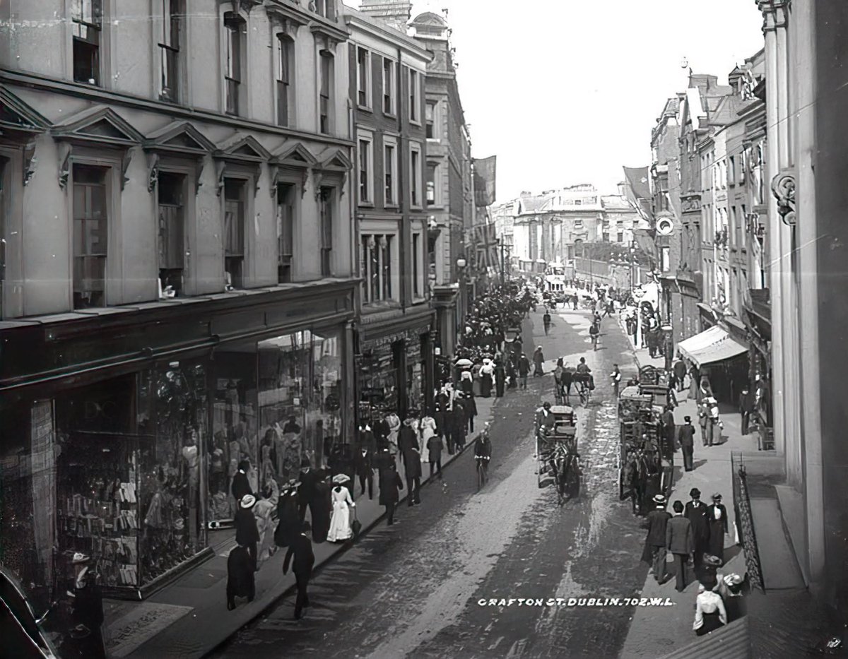 Grafton Street looking towards Trinity College - Circa 1890 

Photo by Robert French, from the Lawrence Collection.