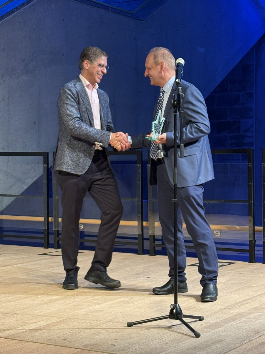 CanNeuromod's tweet image. 🏅 Honouring a true pioneer: Dr. Michel Prud’homme @MichelPrudhomm3 receives the CNS Lifetime Achievement Award at CNS-DGNM 2025.

His contributions have shaped the field of #neuromodulation in Quebec, #Canada 🇨🇦 and beyond — a legacy of innovation, mentorship, and impact. 🍁