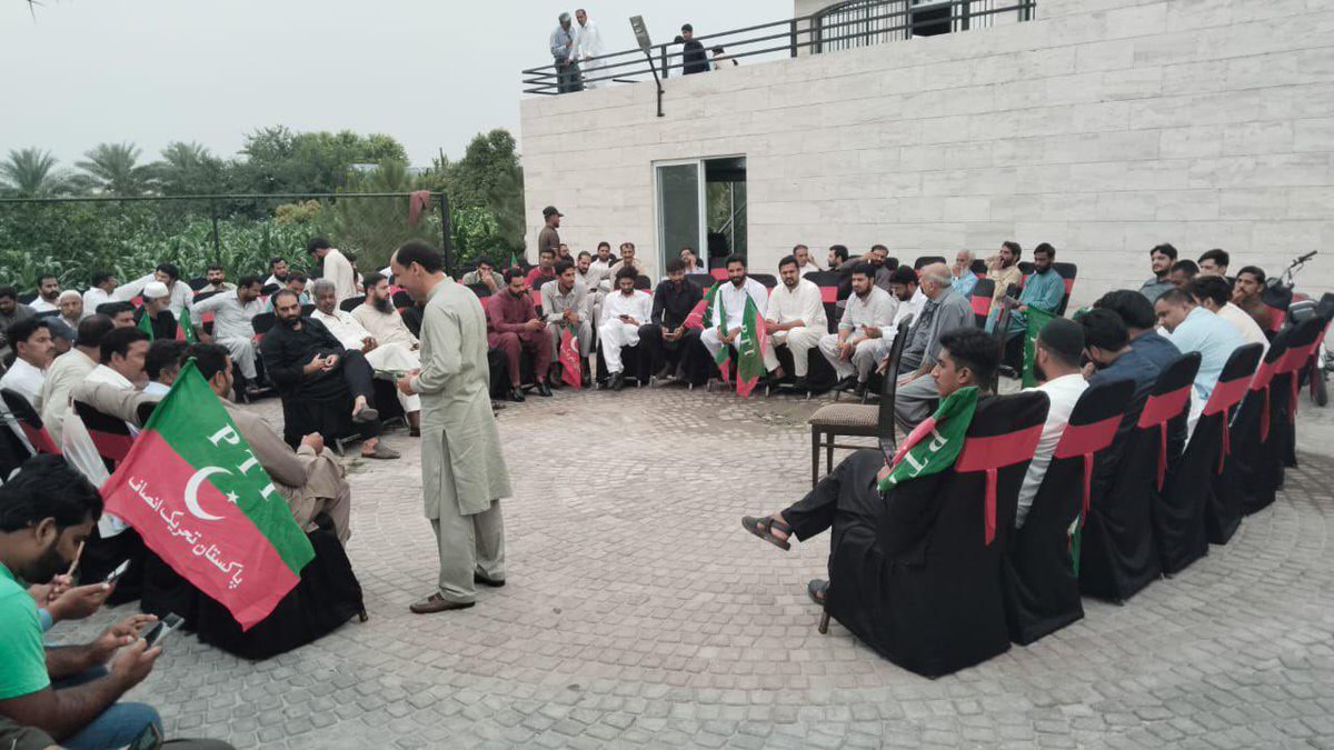 پی ٹی آئی لاہور کی جانب سے یو سی موبلائزیشن کمپین کا آغاز آج سے کیا جا رہا ہے، اس سلسلے میں نشتر ٹاؤن کے رہنماؤں اور یو سی صدور کا اجلاس جاری ہے۔
عمران خان کے اعلان کے بعد تحریک کا آغاز کر دیا جائے گا۔