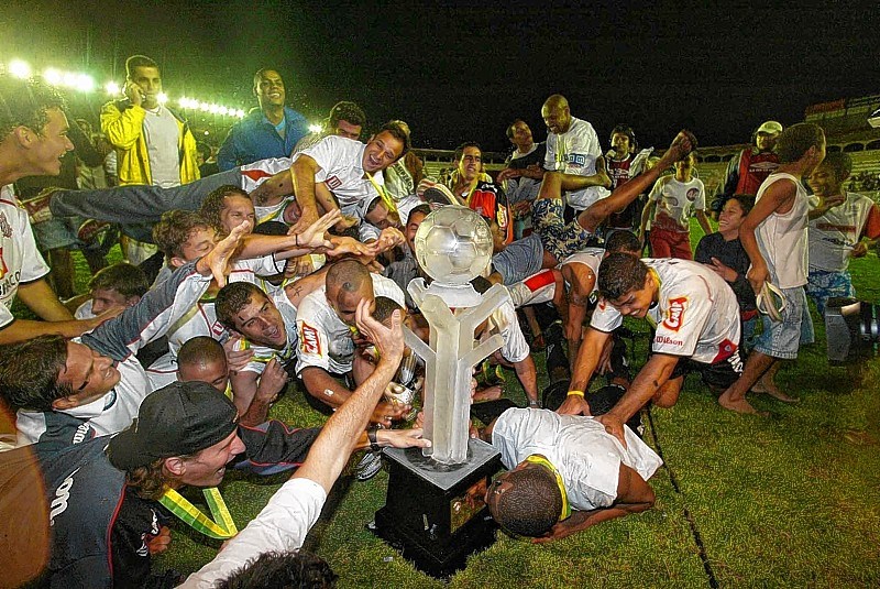 Paulista Futebol Clube (@paulistafc) on Twitter photo É CAMPEÃO DA COPA DO BRASIL!
Há 20 anos, o Galo conquistou a <a href="/CopaDoBrasilCBF/">Copa do Brasil</a> depois de vebcer o Fluminense em Jundiaí por 2 a 0 e empatar no Rio de Janeiro.
♥️🤍🖤🤍♥️ É CAMPEÃO DA COPA DO BRASIL!
Há 20 anos, o Galo conquistou a <a href="/CopaDoBrasilCBF/">Copa do Brasil</a> depois de vebcer o Fluminense em Jundiaí por 2 a 0 e empatar no Rio de Janeiro.
♥️🤍🖤🤍♥️
