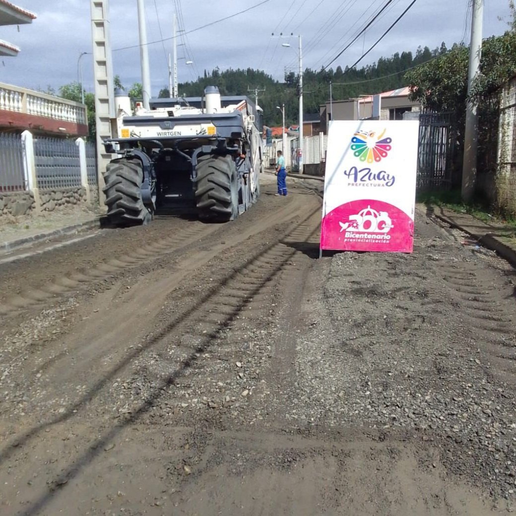 AzuayPrefectura's tweet image. Activos 24/7 👷‍♀️👷‍♂️

Continuamos con los trabajos de mantenimiento emergente de la calle Julia Bernal en #Ricaurte. 🚜🚗

#TransformamosVidas
#JotaLloretPrefecto
#AzuayPrefectura
#HicimosMás