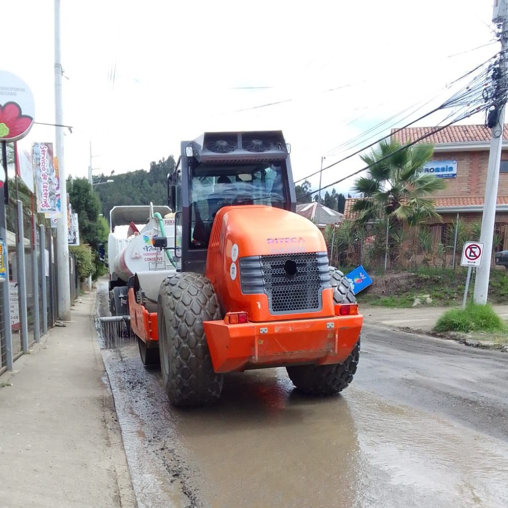 AzuayPrefectura's tweet image. Activos 24/7 👷‍♀️👷‍♂️

Continuamos con los trabajos de mantenimiento emergente de la calle Julia Bernal en #Ricaurte. 🚜🚗

#TransformamosVidas
#JotaLloretPrefecto
#AzuayPrefectura
#HicimosMás
