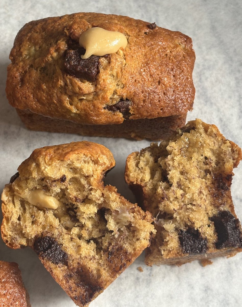 bakingenjoyer's tweet image. mini brown butter, dark chocolate banana bread loaves with a salted caramel filling !!