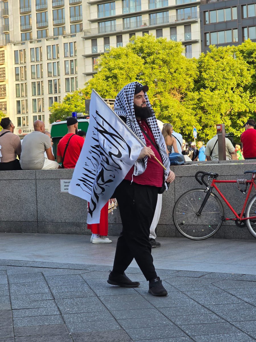 In Berlin kann man die Taliban-Fahne offen zeigen. In Kairo, Riad, Dubai verschwindest Du dafür im Gefängnis. Deutschland ist komplett naiv was den Islamismus betrifft.