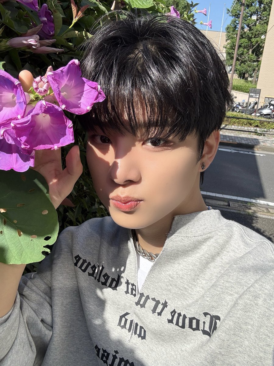 YOUNITE_JP's tweet photo. 僕とお花みにいく？🥰

#シオン #SION https://t.co/GkZRy8h0QR