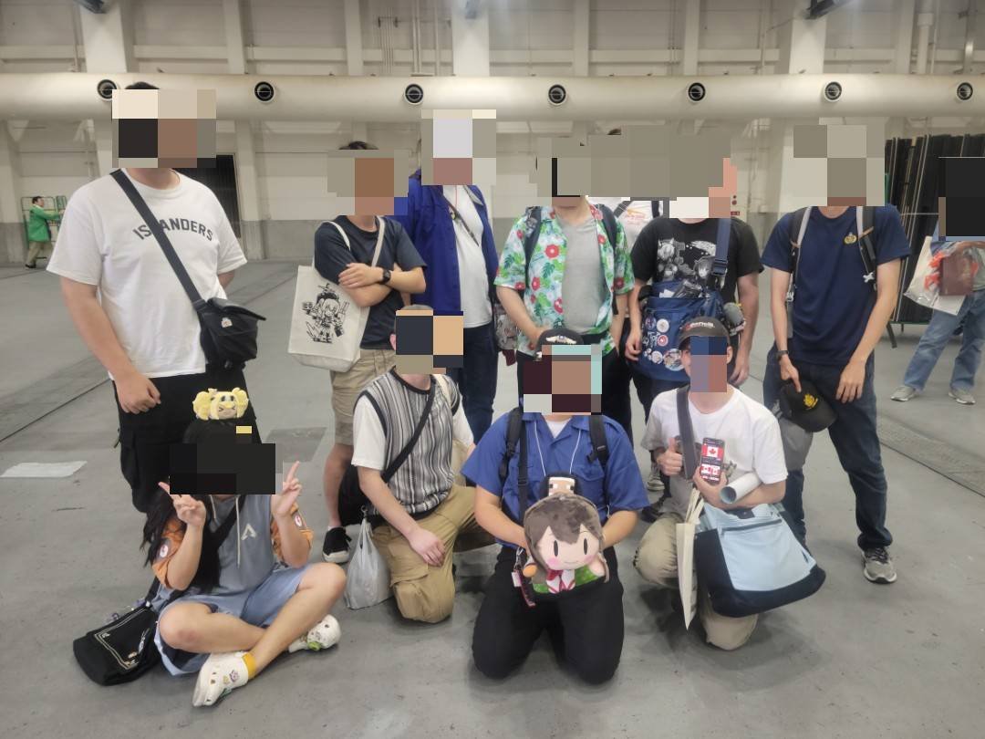 Kazuya_Sia's tweet photo. 初の艦これ同人イベント😆
いつもの公式イベントとは違う雰囲気があって新鮮でした！たくさんの海外提督と連合艦隊組みました！

アメリカの提督にブラウザ版の遊び方を教えているところで、彼は今、漢字に苦戦しながら頑張っています🧐 https://t.co/bs74ffRfJh
