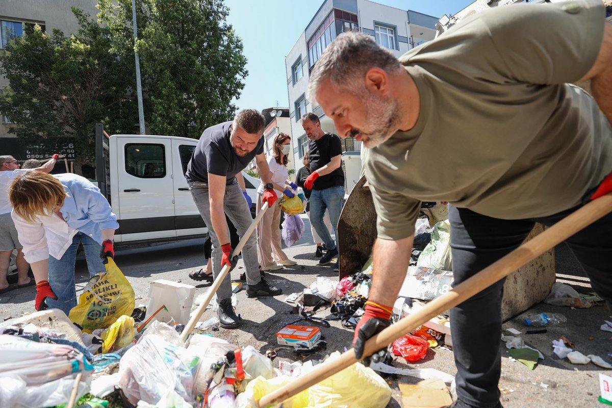 gorkemdumanbuca's tweet photo. Buca Belediyesi’nin bazı işçileri tarafından başlatılan iş bırakma eylemi, planlarımızı anlatmamıza ve tüm iyi niyetli açıklamalarımıza karşın maalesef devam ettiriliyor. 

Bu eylemin 5. gününde güzel Bucamıza yakışmayan görüntülerin önüne geçmek ve çalışma hakkını kullanan arkadaşlarımıza destek olmak için meclis üyelerimizle bürokratlarımızla ve muhtarlarımızla sahaya çıkarak temizlik yaptık. 

Buca bizim evimiz. 

Başta İzmir Büyükşehir Belediyemiz ve ilçe belediyelerimizin de desteğiyle ortaya çıkan bu sorunu çözeceğiz. 

Evimizi tertemiz yapacağız. 

Ortaya çıkan bu sıkıntıları bitirecek mali yapıyı da en kısa sürede sağlayacağız.