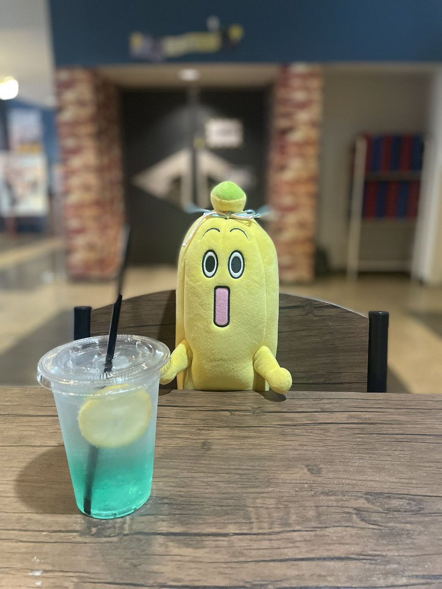 taroku226's tweet photo. 柏🍌だよ！
お誕生日が近いのでおめでとうっていっぱい言われたよ。とても良い音のシアターだよね。また見に来たいな。
（たろおくんは翌日仕事で沈没中だから、ナナナの感想をお届けするよ）
 #チェリまほ上映会in柏2025 https://t.co/S549CFMTgb