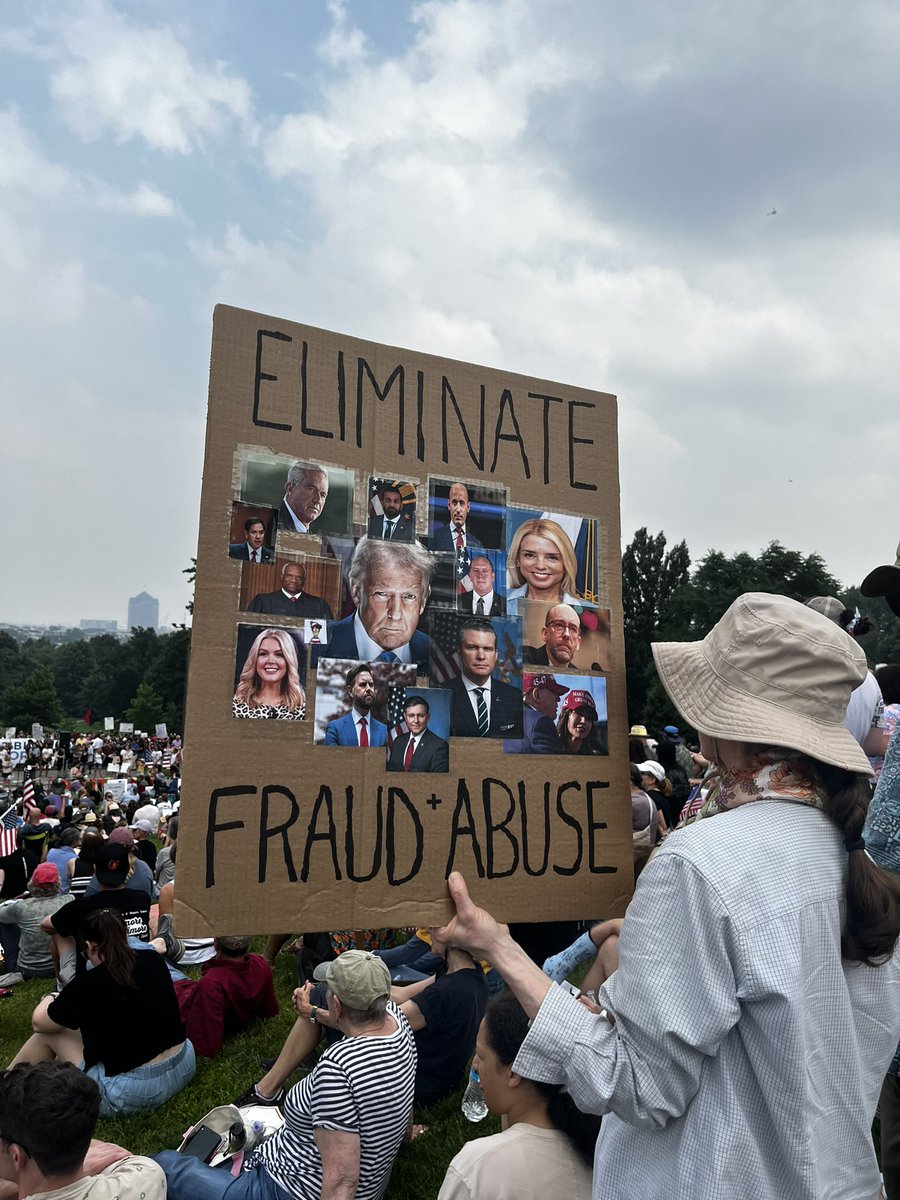 🚦#BREAKING🚦

Slogans were raised saying👇🏻

"Trump must go"

There is tension and Massive protest in America after the attack on Iran!

#Khamenei #IranVsIsrael #IsraelIranConflict #TelAviv #Iran #Israel #Netanyahu #IranUSAWar #WorldWar3 #WW3 #US_AttackIran
#AmericansProtestAgain