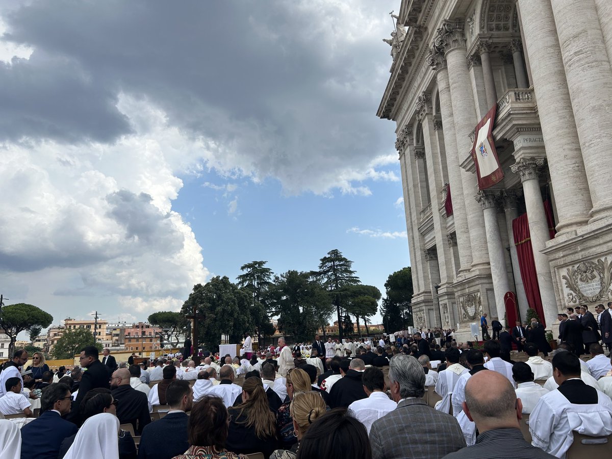 In attesa di Papa Leone ⁦<a href="/Pontifex_it/">Papa Leone XIV</a>⁩ per la Messa nella Solennità del #CorpusDomini