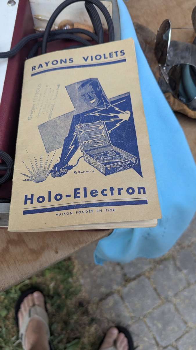 On m'a offer un Holo-electron ! Une fabuleuse valise permettant de guérir une multitude de maladies grâce à des embouts adaptés à toutes les parties du corps, notamment les orifices :)
Compatible 110v évidemment