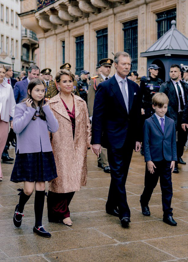 royalchildren_'s tweet photo. #GrandDukeHenri #GrandDuchessMariaTeresa #PrinceFelix of Luxembourg, #PrincessAmalia and #PrinceLiam of Nassau take part in the procession of the Closing the Octave 2025 celebrations, in Luxembourg ⛪ -May 25th 2025.
.
📷 : @CourGrandDucale & Jean-Claude Ernst. https://t.co/nz7YNv4LpC