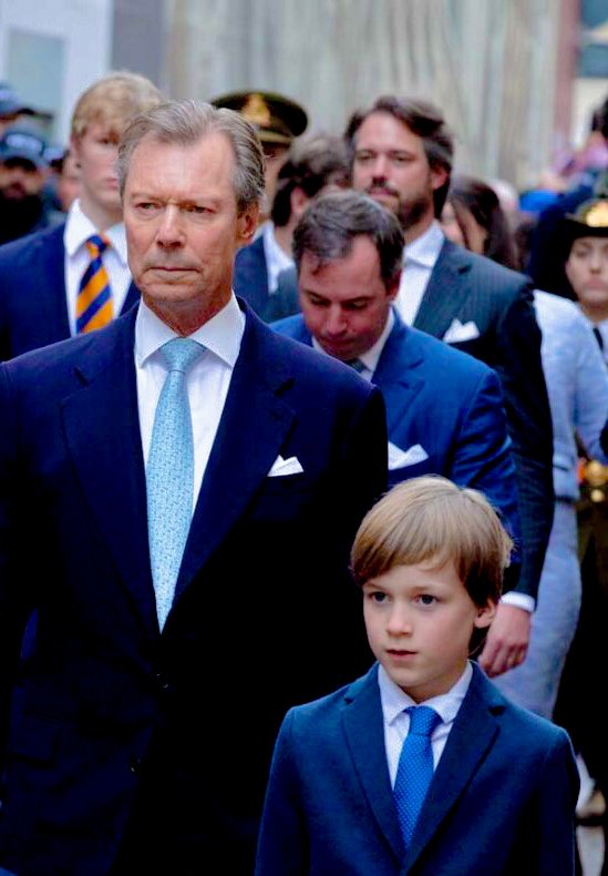 royalchildren_'s tweet photo. #GrandDukeHenri #GrandDuchessMariaTeresa #PrinceFelix of Luxembourg, #PrincessAmalia and #PrinceLiam of Nassau take part in the procession of the Closing the Octave 2025 celebrations, in Luxembourg ⛪ -May 25th 2025.
.
📷 : @CourGrandDucale & Jean-Claude Ernst. https://t.co/nz7YNv4LpC