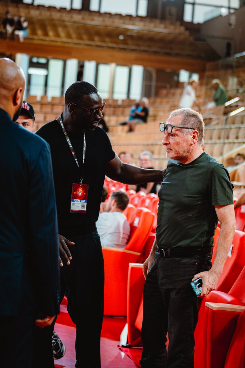 Omar a fait le déplacement pour venir supporter la team 🖤❤️💙 <a href="/OmarSy/">Omar Sy</a>