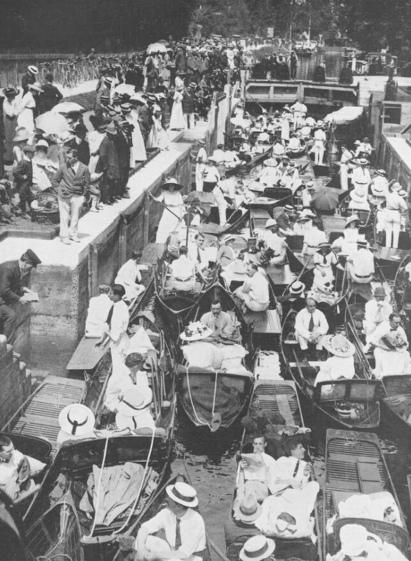 The Sphere, 29 June 1912, pictures the scene on Ascot Sunday at Boulter's Lock, as boaters returned from the races. Indeed, 2,000 boats passed through the lock on 23 June that year bit.ly/4kKZEKY #BritishSummertime